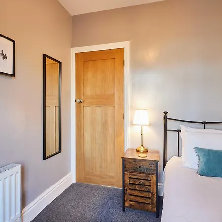 Host & - Peasholm Place Holiday home *