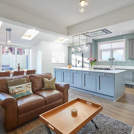 Host & - Peasholm Place Holiday home *